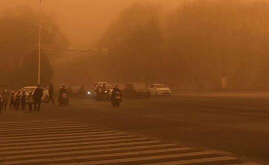 受持续沙尘天气影响 甘肃境内多条高速临时交通管制