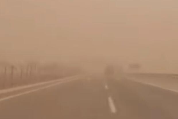 受沙尘影响甘肃河西高连霍速交通管制 能见度不足200米出行小心