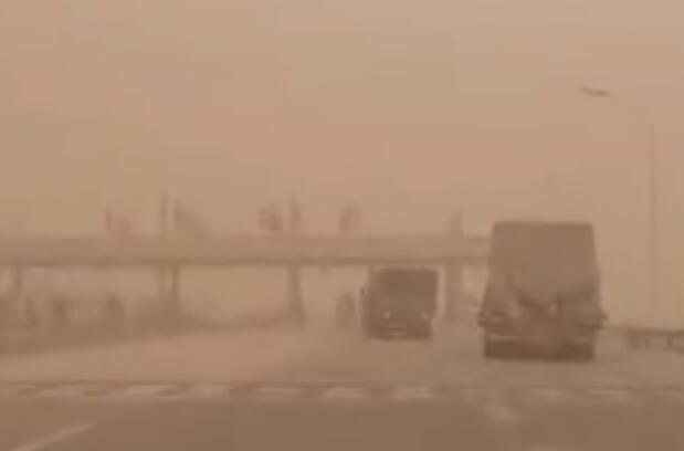 受沙尘影响甘肃河西高连霍速交通管制 能见度不足200米出行小心