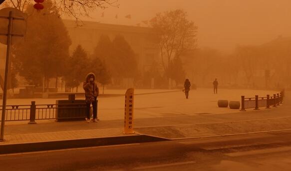 受持续沙尘天气影响 甘肃境内多条高速临时交通管制
