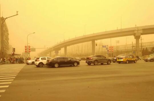 北京市发布沙尘暴黄色预警 天空被染黄仿佛末日光景
