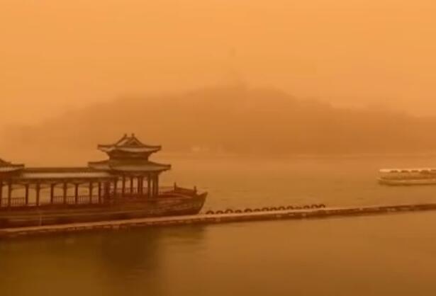 北京沙尘来临漫天橘黄色 大风达8级发布沙尘暴黄色预警