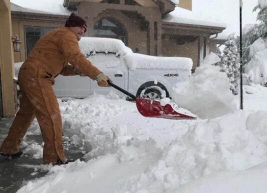 暴雪致美国丹佛国际机场关闭 部分地区新冠疫苗运输受阻