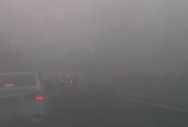 湖北多地大雾袭击部分高速交通管制 能见度小于200米行驶小心