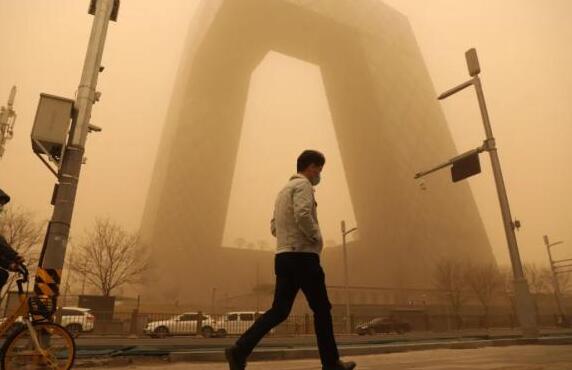 北京房山区空气质量已达重度污染 预计今夜沙尘将逐步减弱消散