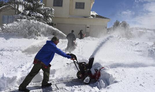 暴雪致美国丹佛国际机场关闭 部分地区新冠疫苗运输受阻