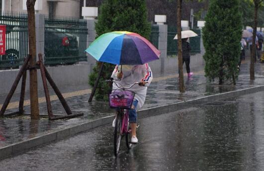 湖南多地阴雨绵绵最高温仅15℃ 市民们外出需注意防范降雨