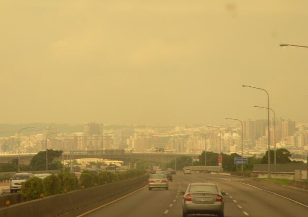 沙尘天气影响甘肃个别高速路段 这条路段的各收费站交通管制