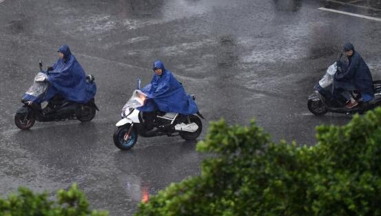 柳州迎来久违多云伴有阴雨 市民们外出需备好雨具