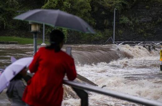 澳大利亚遇百年一遇洪水 小镇变泽国民众划皮艇出门