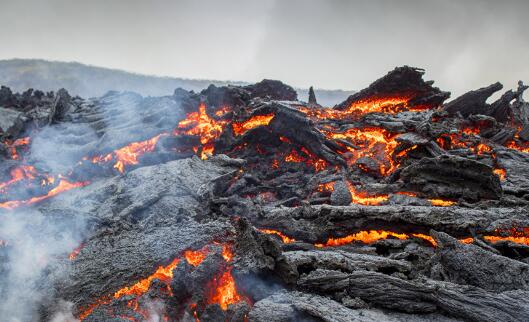 冰岛西南部发生火山喷发 当地民防部提醒民众远离