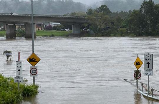 澳大利亚新南威尔士州发生洪灾 当地18000人被迫疏散
