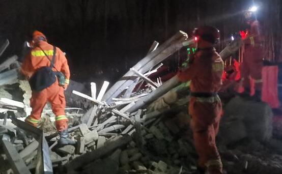 新疆阿克苏拜城县发生5.4级地震 现场道路损毁房屋倒塌