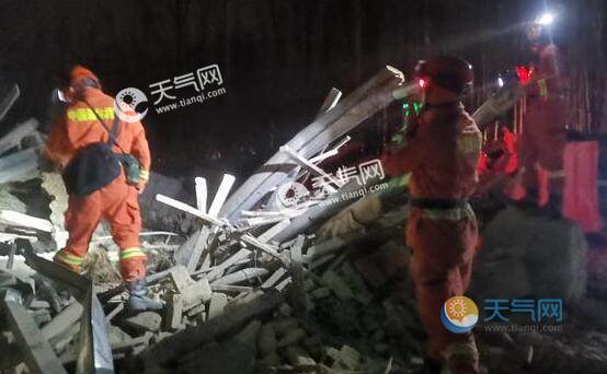 新疆阿克苏拜城县发生5.4级地震 现场道路损毁房屋倒塌