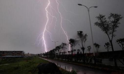 浙江雨勢加強(qiáng)氣溫高達(dá)28℃ 市民外出注意攜帶雨具