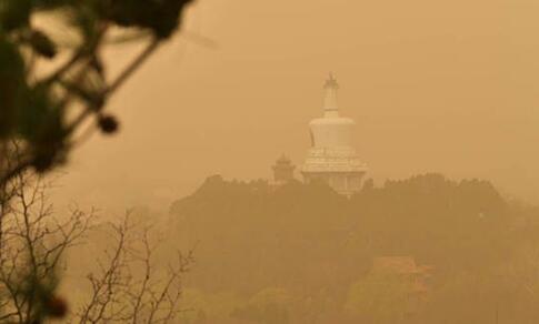 北京出现沙尘回流已达中度污染 预计明天空气质量逐渐转好