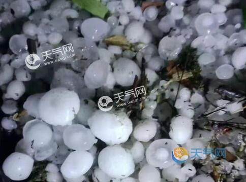 重庆多地出行暴雨 冰雹天气 主城区最高气温跌至25