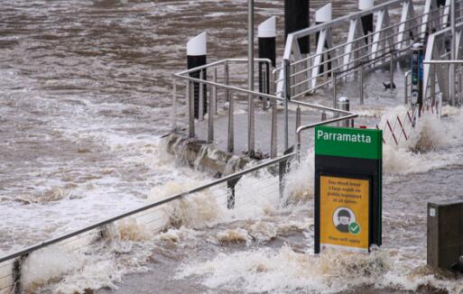 澳大利亚遭遇近50年来最大洪水 1.8万人撤离多座学校停课