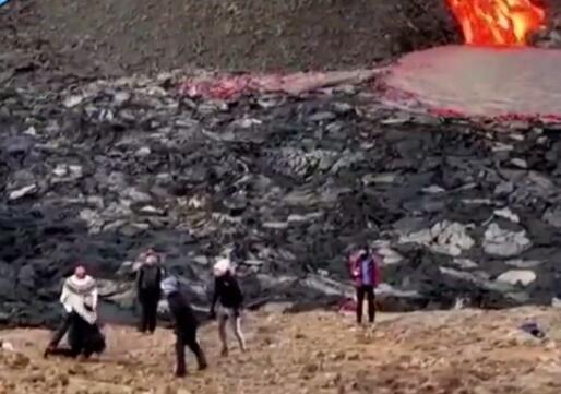 冰岛火山喷发游客在旁淡定打球 网友：心真大
