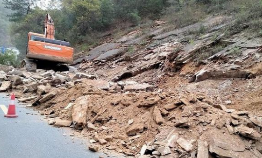 湖北十堰部分路段发生山体滑坡 目前暂无人员伤亡