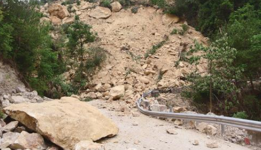 湖北十堰部分路段发生山体滑坡 目前暂无人员伤亡