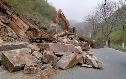 湖北十堰部分路段发生山体滑坡 目前暂无人员伤亡