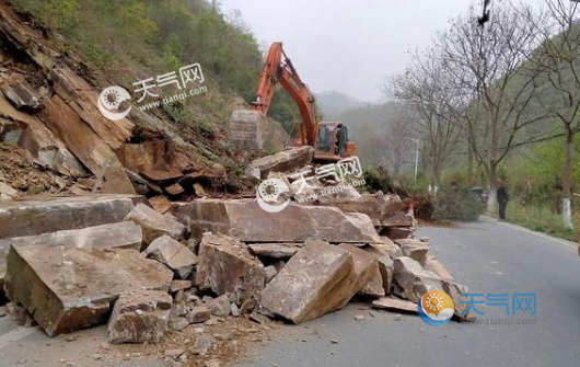 湖北十堰部分路段发生山体滑坡 目前暂无人员伤亡