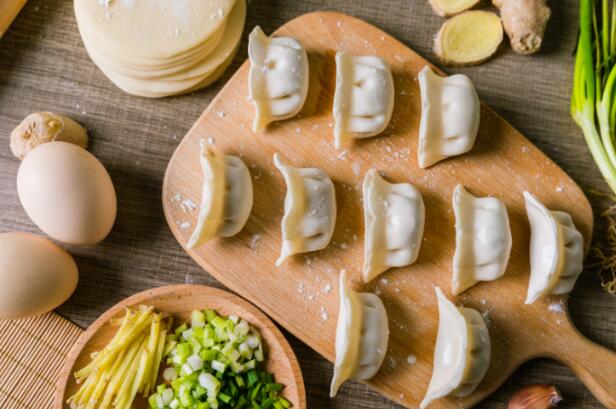 为防止饺子粘皮煮饺子时可以加少量什么  煮饺子加点什么不粘皮