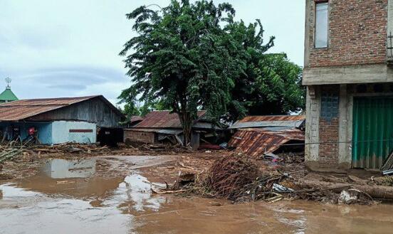 印尼极端天气致128人死亡72人受伤 目前救援队正在紧急搜救中