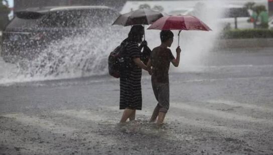 广东新一轮强对流天气来袭 韶关清远等地暴雨到大暴雨