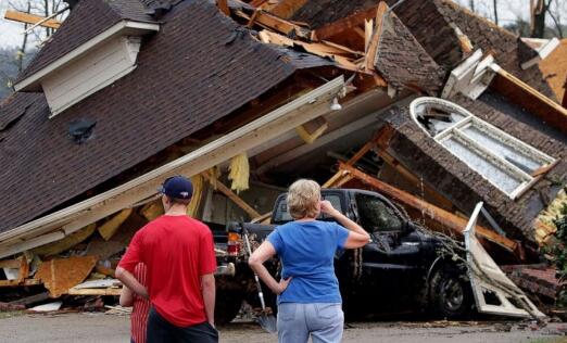 美国田纳西州一小学被龙卷风摧毁 目前学生被送回家中