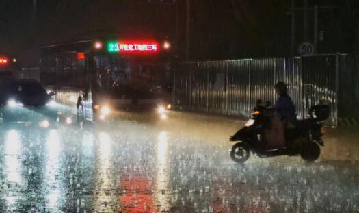 浙江雷阵雨上线气温不超30℃  气象台提醒市民带好防雨装备