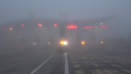 安徽气象台发布大雾黄色预警 省内多条高速二级交通管制