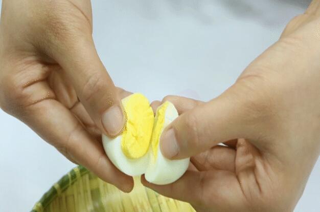 鸡蛋剥壳越困难说明什么 同条件煮出的鸡蛋越难剥证明越怎么样