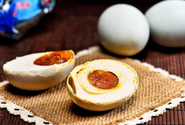 为什么咸鸭蛋的蛋黄会流油而普通鸭蛋不会 咸鸭蛋的蛋黄为什么会流油