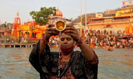 印度超两百万人聚集恒河沐浴 场面壮观警察无法采取限制措施