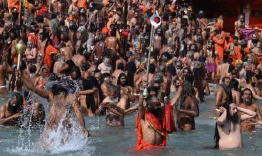 印度超两百万人聚集恒河沐浴 场面壮观警察无法采取限制措施