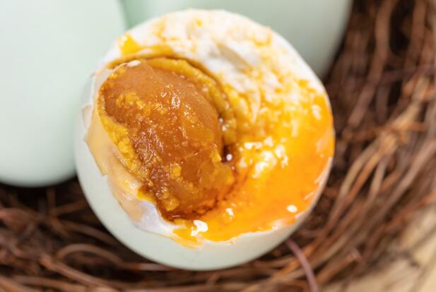 咸鸭蛋的蛋黄会流油是为啥  为什么咸鸭蛋里面会有很多油