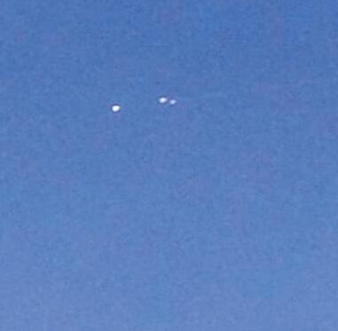 佳木斯现串状不明飞行物是怎么回事 夜空中出现五光十色的火球