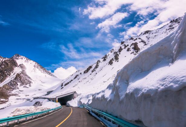 新疆独库公路因清雪分段交通管制 5月中下旬完成除雪工作