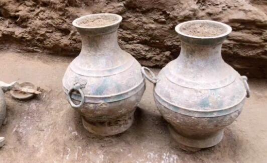 陕西发现完整汉墓出土大量文物 各种玉器铁器琳琅满目