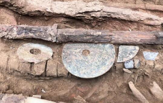 陕西汉墓现罕见陶仓装满小米 另外还有玉器铁器等