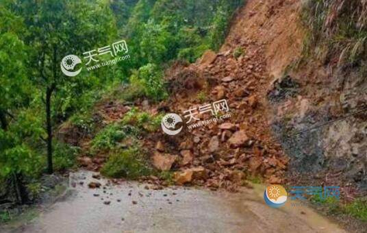 湖南新田县一路段发生道路塌方 已经交通管制无人员受伤