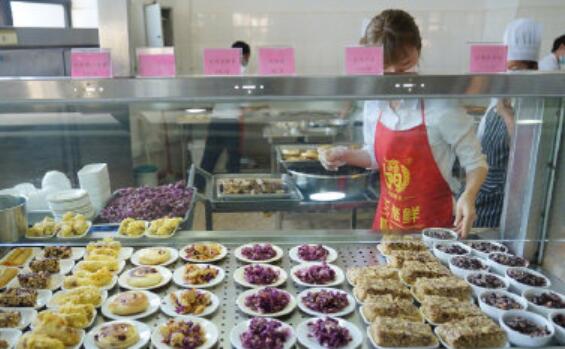 云南大学食堂推出玫瑰宴 网友：又是别人家的大学