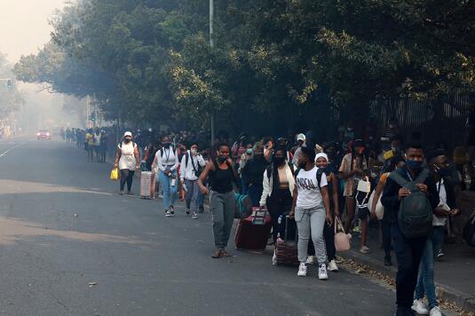 南非开普敦桌山发生森林火灾 开普敦大学图书馆被烧2人受伤