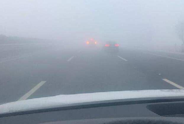 大雾影响呼和浩特呼武公路交通管制 禁止大货车驶入
