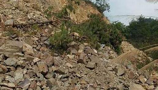 湖南隆回县一路段发生山体滑坡 碎石将公路掩埋交通完全中断