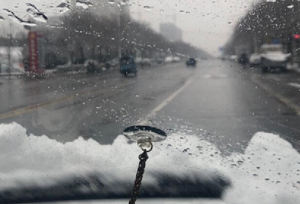 甘肃部分路段受沙尘降雪影响交通管制 道路结冰车辆行驶注意防滑