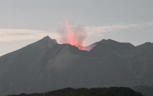 日本樱岛火山大规模喷发 现场烟尘高达4200米