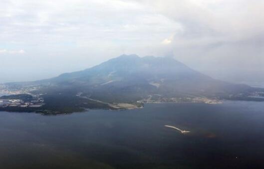日本樱岛火山大规模喷发 现场烟尘高达4200米